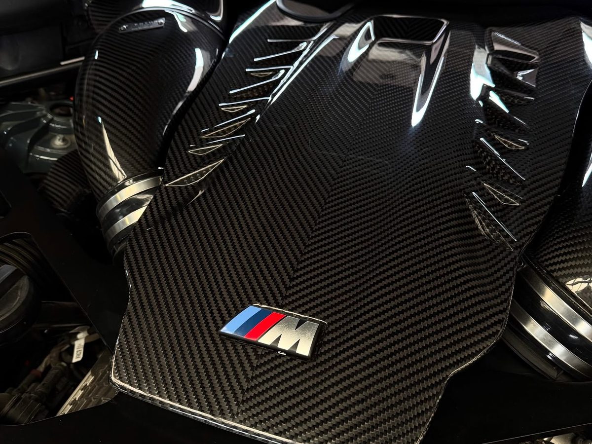 Compartiment moteur six cylindres BMW M avec éléments carbone