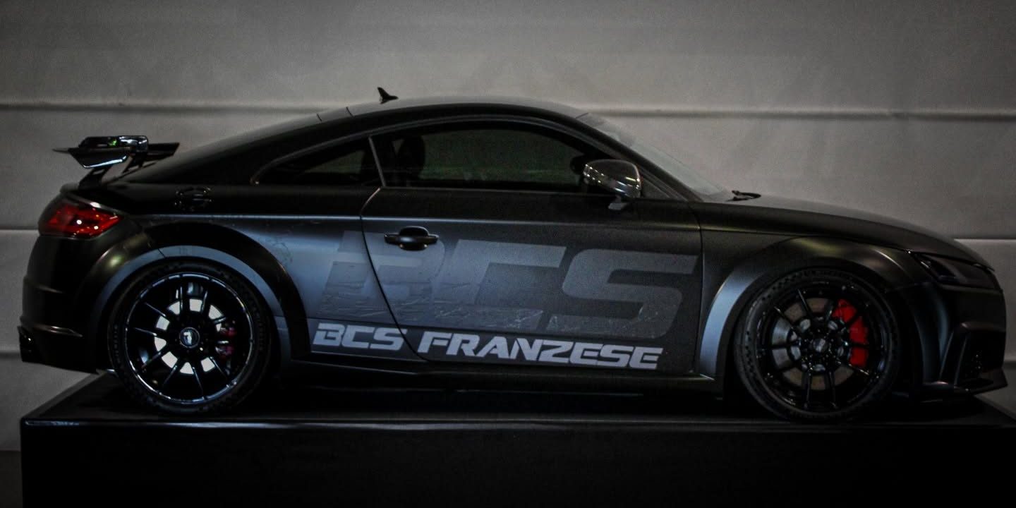 Audi TT RS préparée par BCS Franzese, exposée sur podium